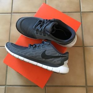 nike free 5.0 dark grey 6.5Y / size 7 women